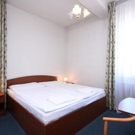 Hotel Legie Bed And Breakfast Prague Luaran gambar
